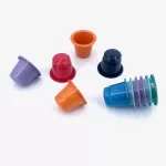 Couleur et recyclabilité des plastiques : pourquoi les tons sombres pose problème 2 Capsules de café injectées par votre injecteur plastique Sagaert Plasturgie.