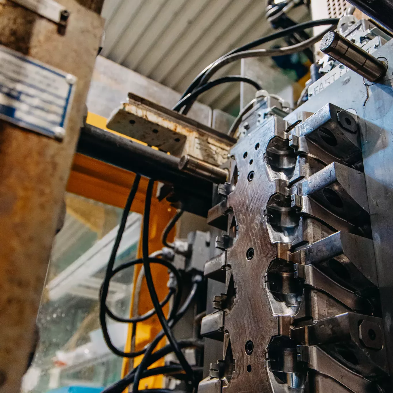 Moule dans presse pour production plastique chez Sagaert Plasturgie