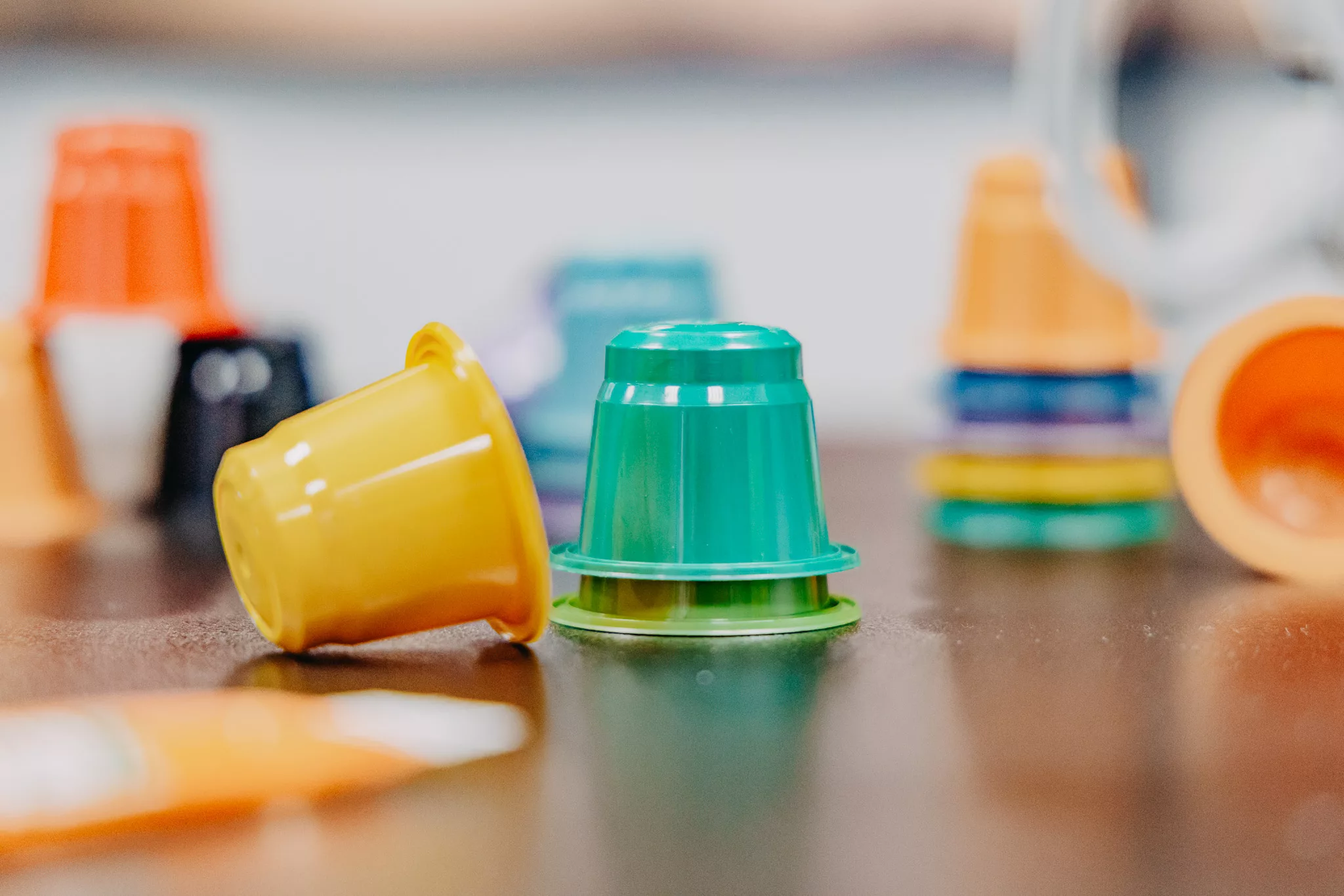 Capsules de café en plastique produits dans la salle blanche de Sagaert Plasturgie