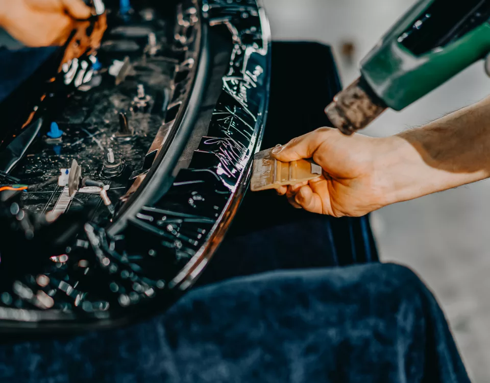 Représentation de l'idée que les plastiques techniques remplacent les métaux grâce à l'expertise de Sagaert Plasturgie