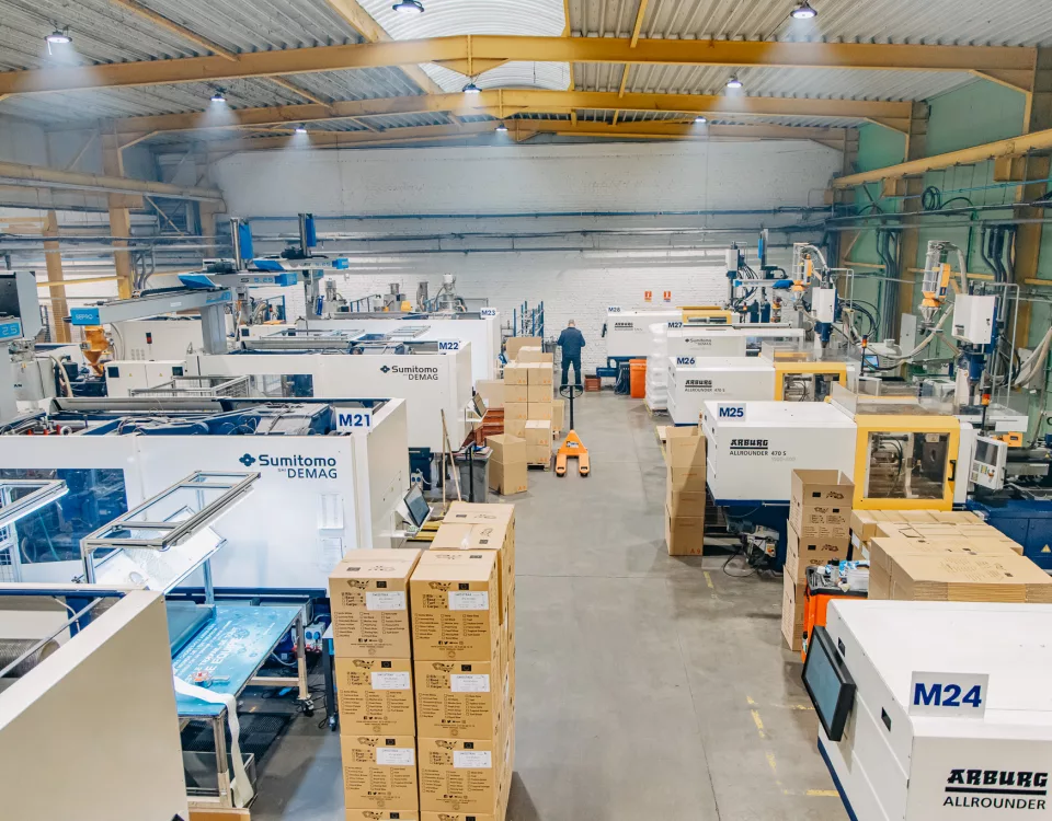 Représentation de la fabrication du plastique injecté dans l'atelier de Sagaert Plasturgie