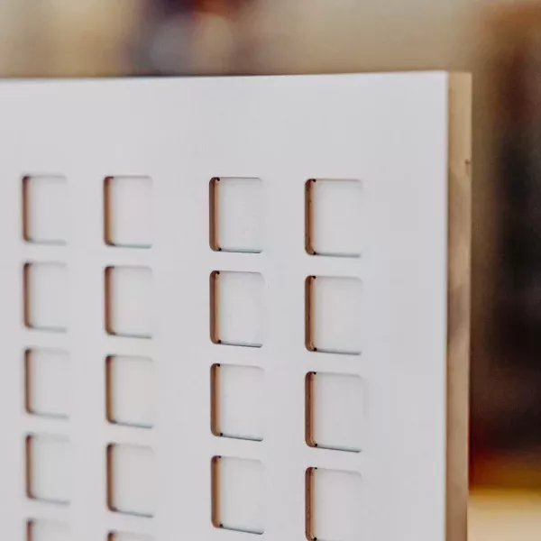 Vue rapprochée d'un moule de thermoformage pour le choix entre l'injection et le thermoformage