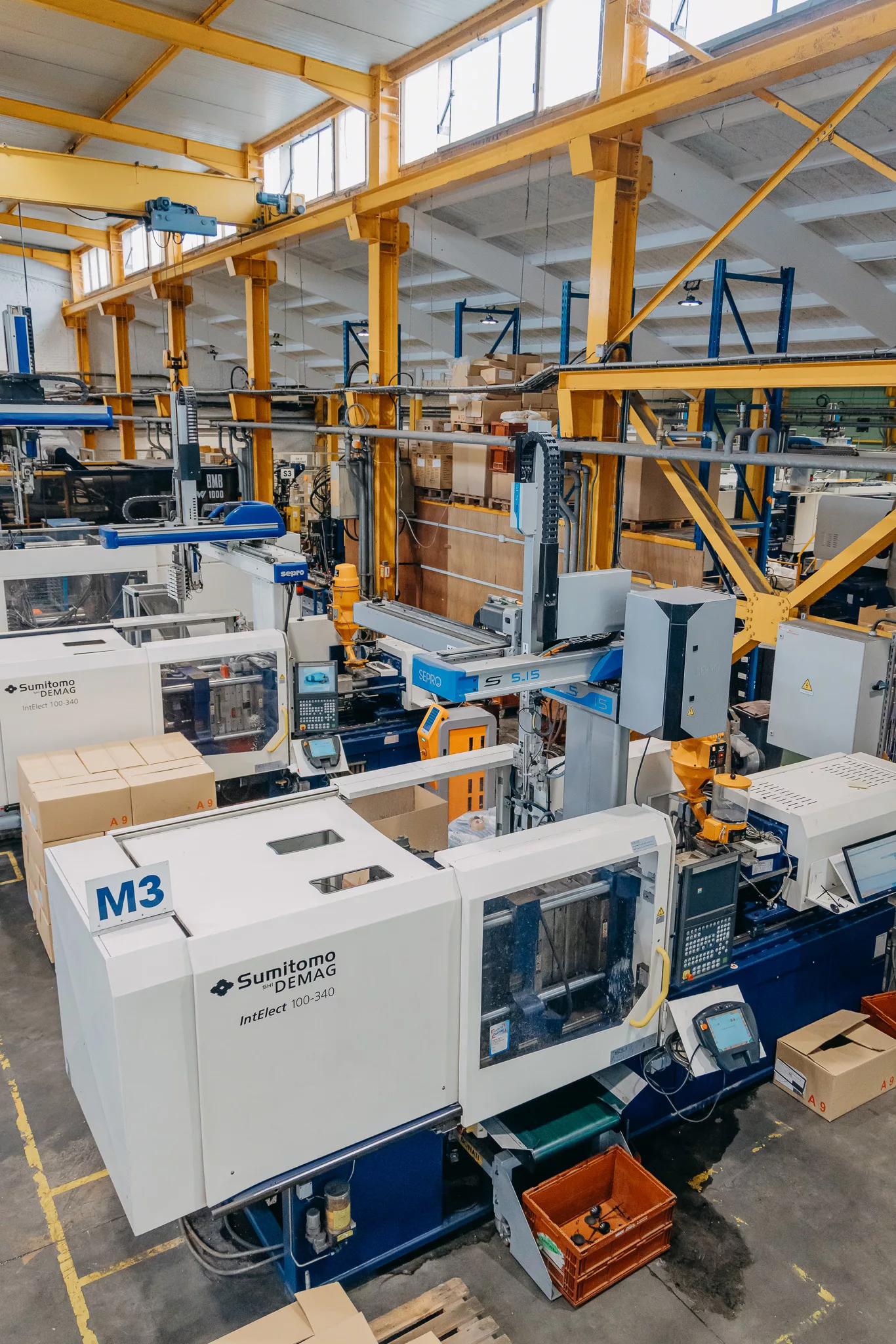 Vue de haut de l'atelier de Sagaert Plasturgie avec les presses à injecter