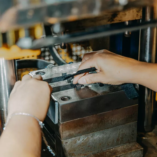 Surmoulage dans notre atelier par votre injecteur plastique dans le nord de la France