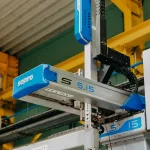 robotisation injection plastique dans l'atelier de Sagaert Plasturgie