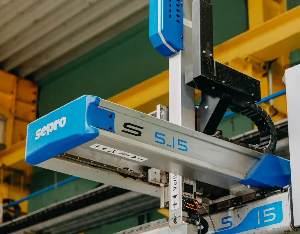 robotisation injection plastique dans l'atelier de Sagaert Plasturgie