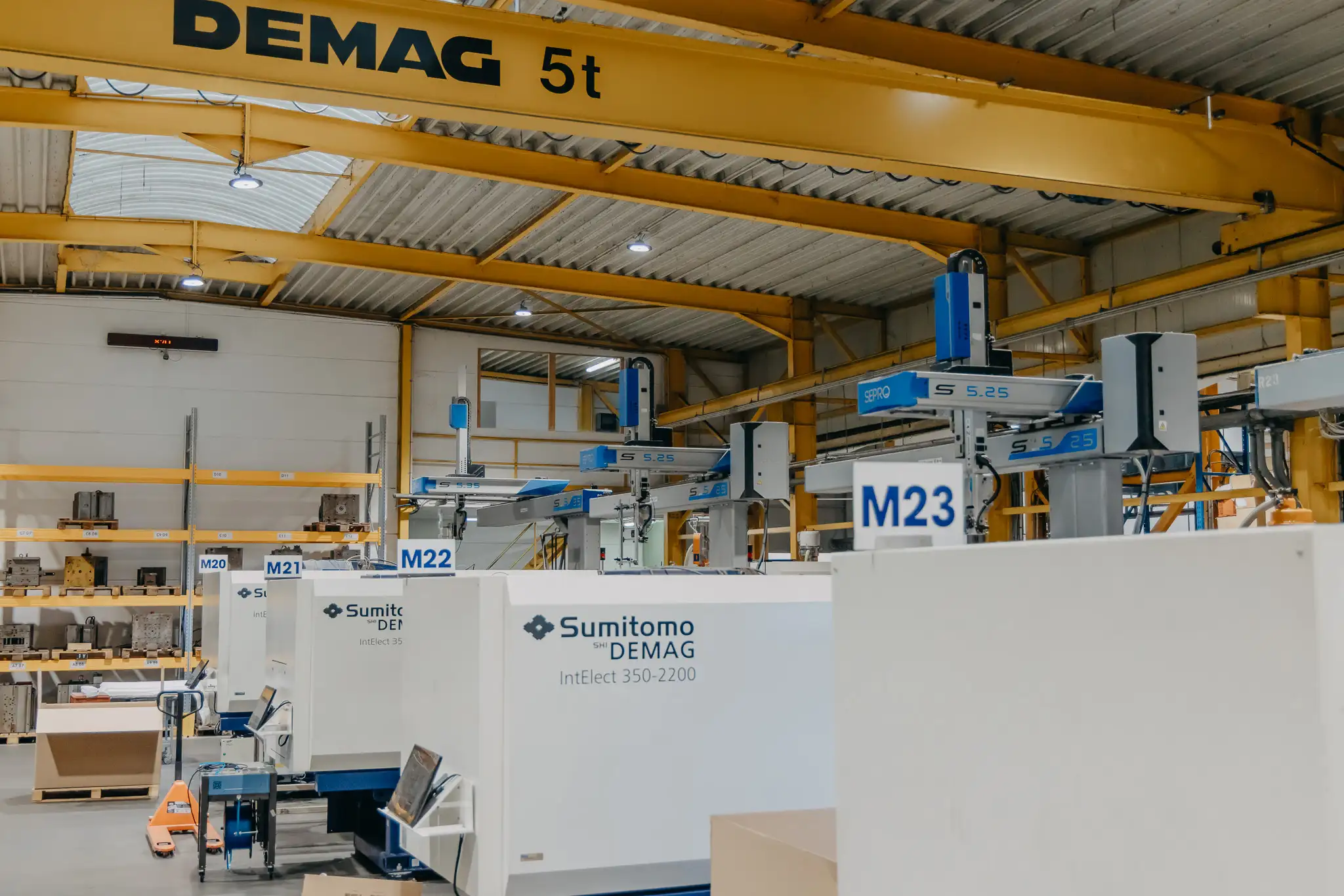 Salle technique illustrant la bi injection plastique fabriquée par Sagaert Plasturgie